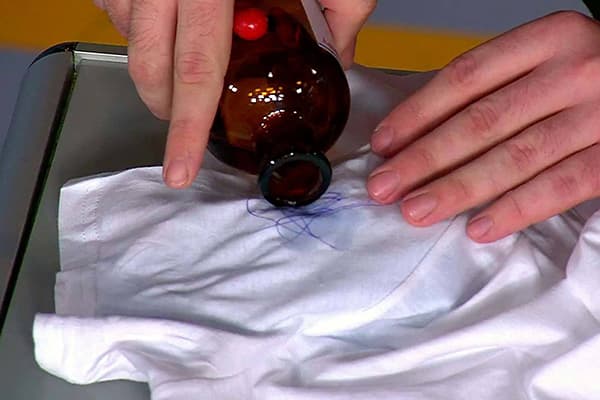 Remoção de marcas de caneta nas roupas