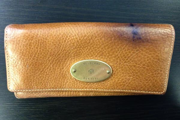 Una mancha de un bolígrafo en una billetera de cuero