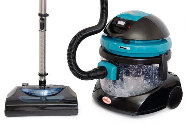 Vacuum cleaner with water filter