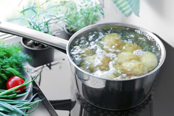Cooking potatoes in water with brine