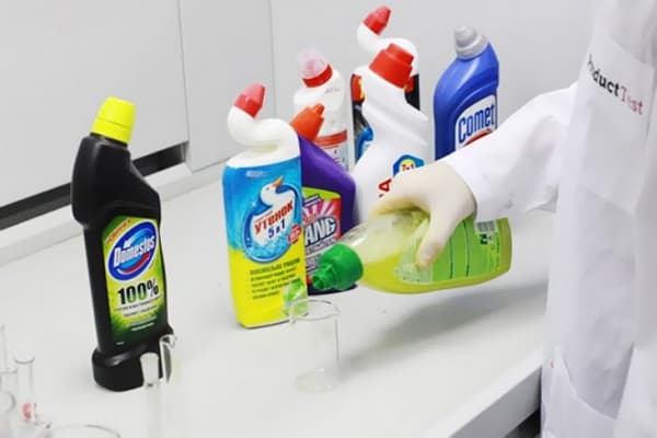 Teste de produtos de limpeza para banheiros