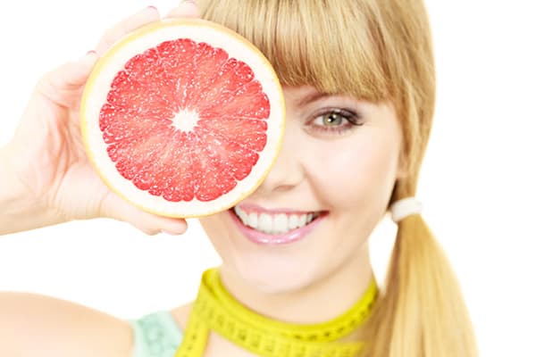 Jente med grapefrukt