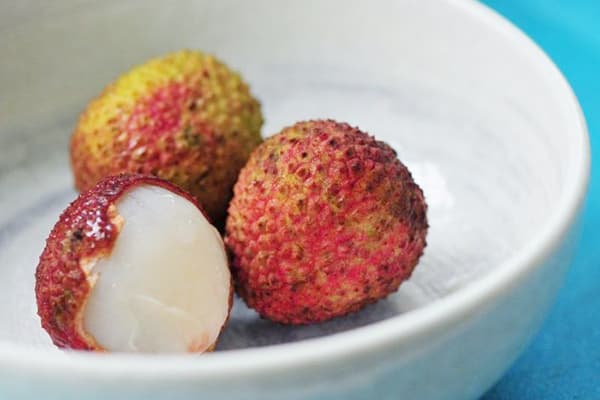Lychee fruits in a bowl
