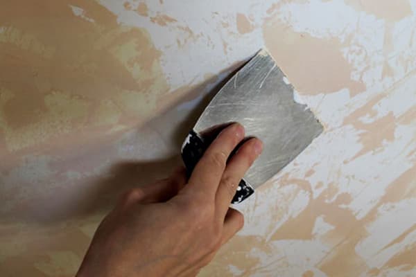 A vízbázisú festék eltávolítása spatula segítségével