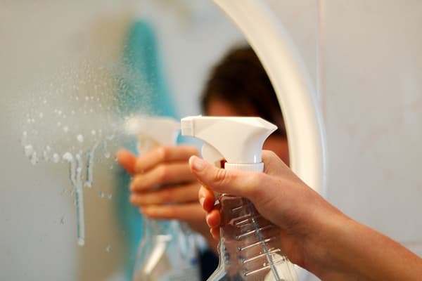 Suihkuttamalla pesuainetta peiliin