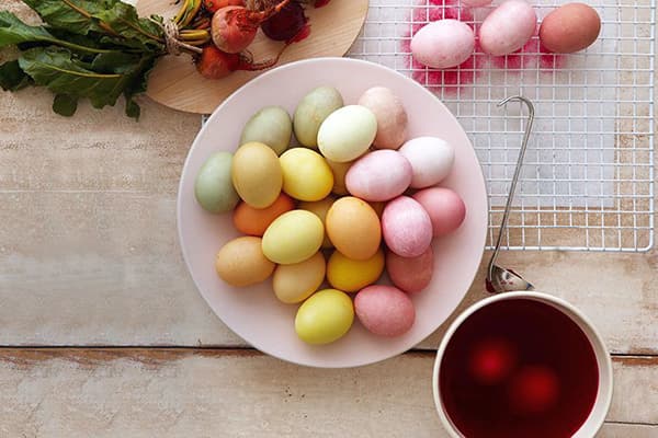 Vaječné farbené vajcia