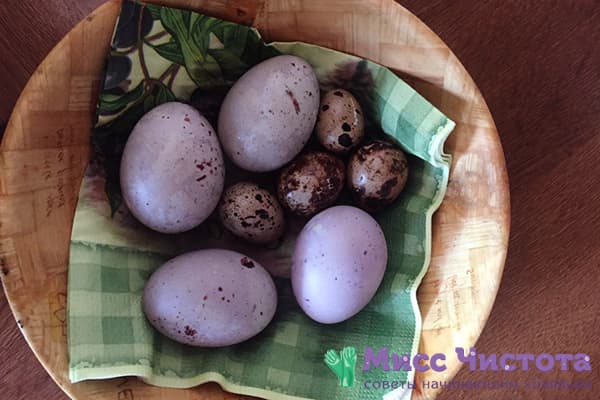 Huevos manchados de té de hibisco