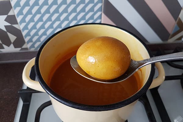 Egg tatt ut av gurkemeie buljong