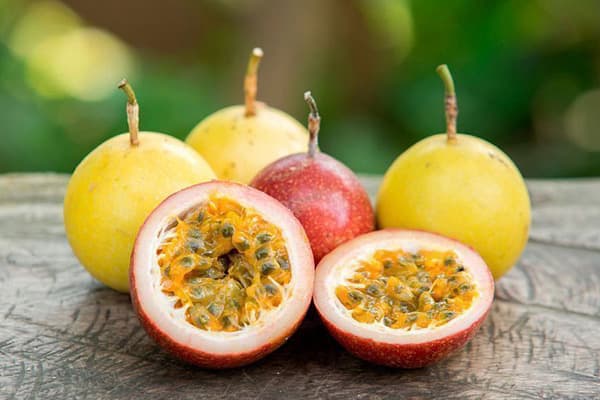 Fructe de pasiune din diferite soiuri
