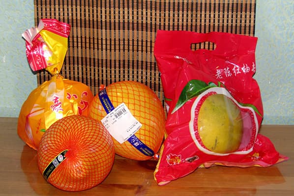 Pomelo buah-buahan dari kedai-kedai yang berbeza