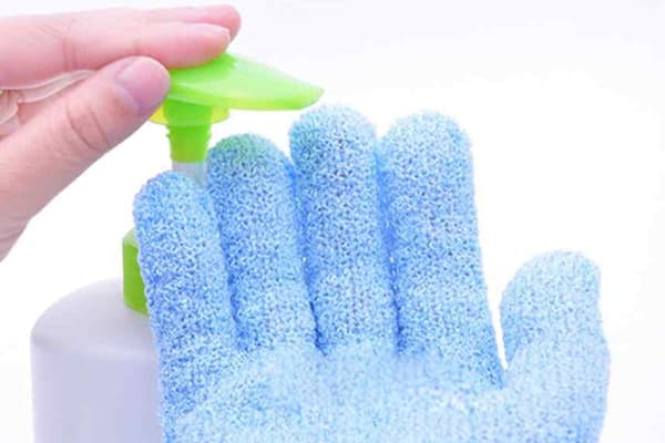 Liekot ziepes uz mazgāšanas cimda