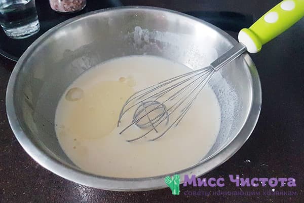 Adicione a manteiga à massa de panqueca de arroz