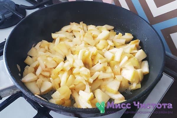 Appels en boter in een pan