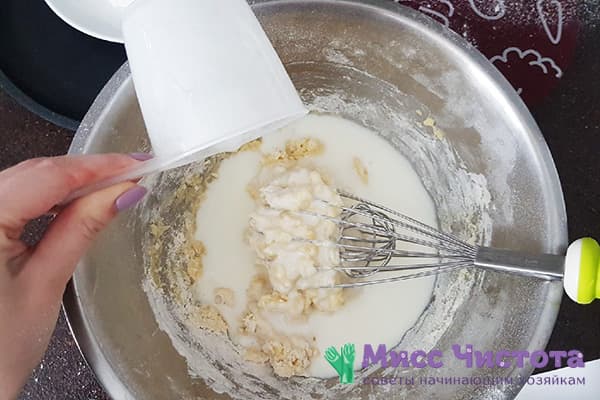 Adicionando kefir à farinha e aos ovos