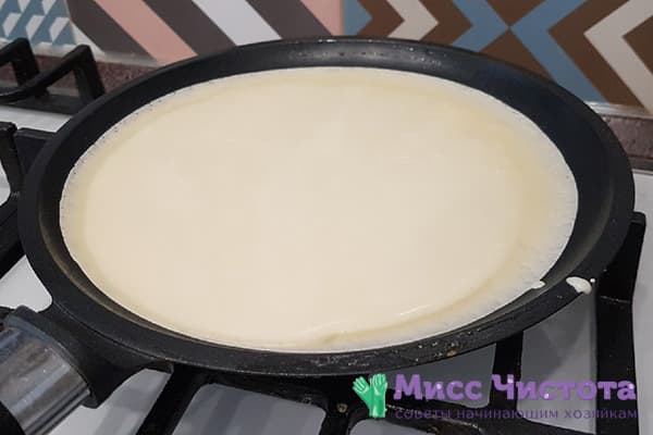 Pannenkoekdeeg in een pan