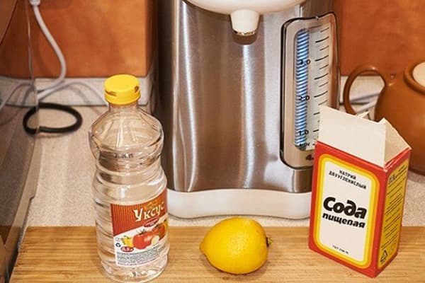Vinegar, lemon and soda for cleaning thermal sweat