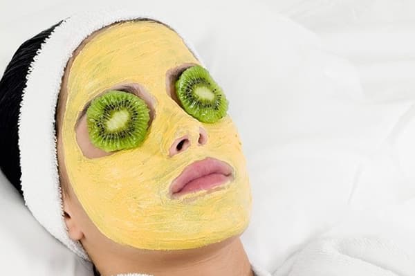 Meisje met een cosmetisch masker op haar gezicht.