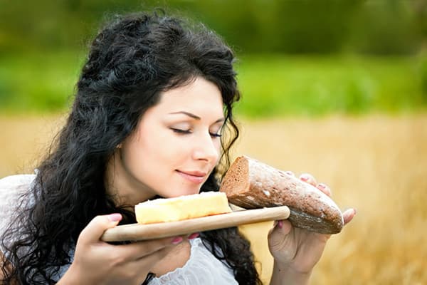 Lány friss kenyérrel