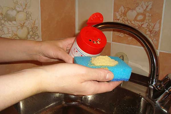 Lavar los platos con mostaza