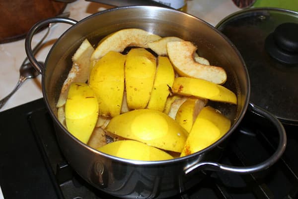 Quince slices in a pan