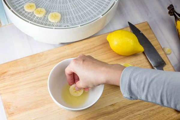 Procesando bananas con jugo de limón