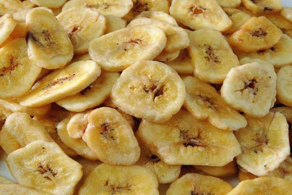Fatias de banana secas no microondas