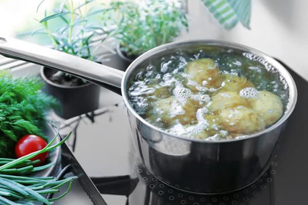 Cozinhar batatas verdes