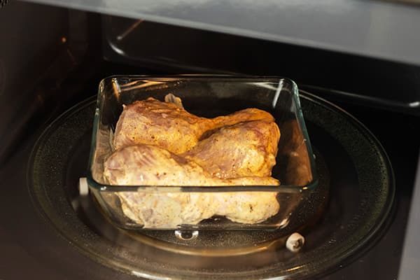 Cosce di pollo arrostite in un forno a microonde