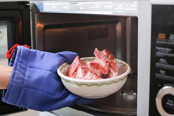 Defrosting meat in the microwave