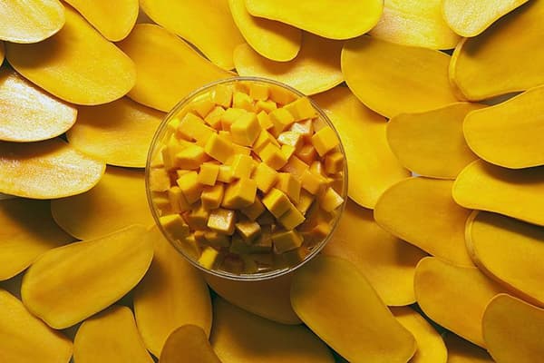 Supjaustykite mango vaisius