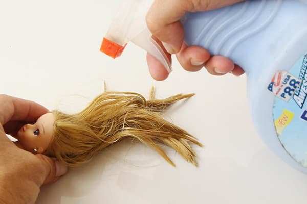 Processamento de cabelo de boneca