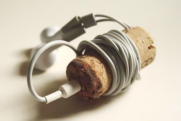 Almacenar auriculares en un corcho de vino