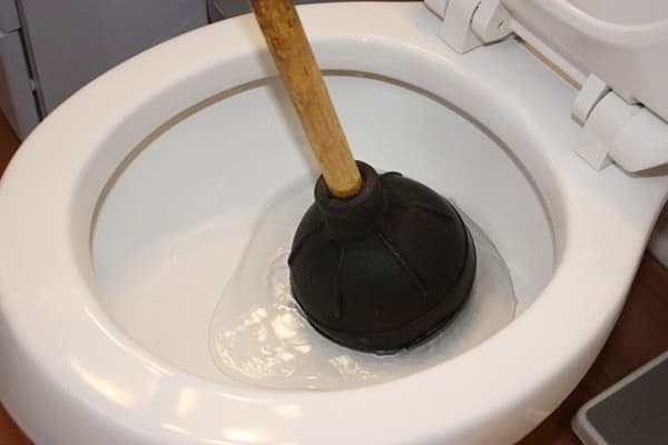 Nettoyer les toilettes avec un piston