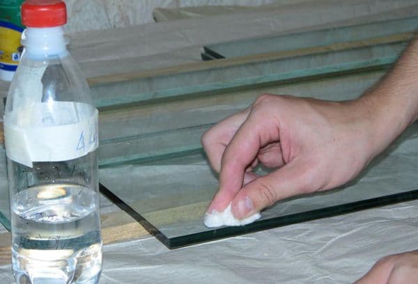 Removing glue from the glass