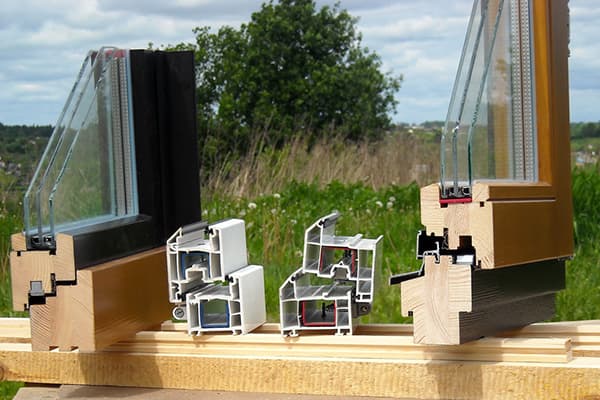 Profils de fenêtres en bois et en plastique
