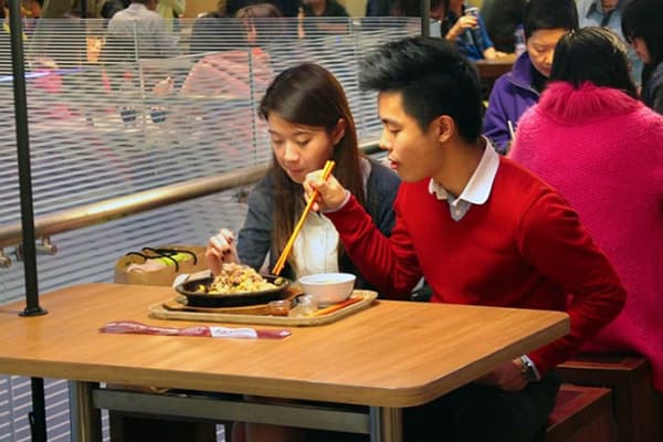 Asiater spiser fra samme tallerken