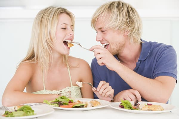Par spiser fra samme tallerken