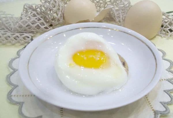 Posjert egg på en tallerken