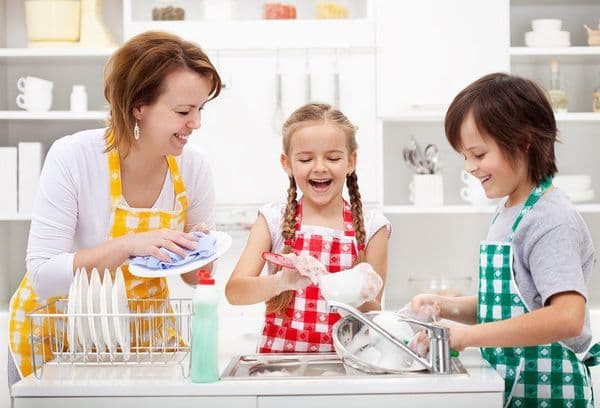 A gyerekek segítenek az anyának a konyhában
