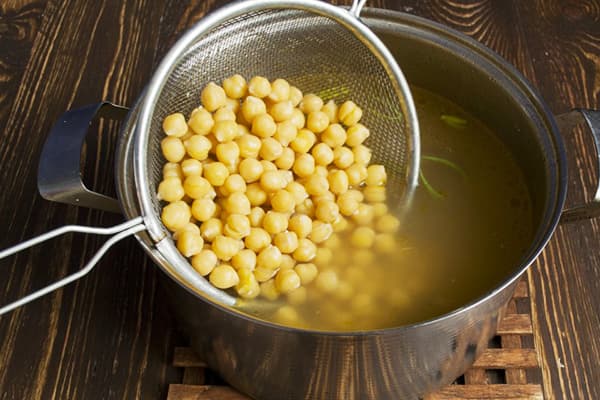 Cooking chickpeas in a pan