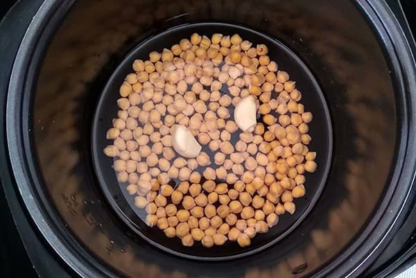 Chickpeas in a slow cooker