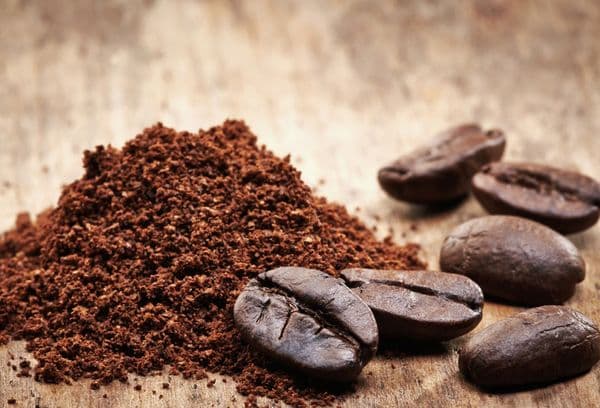 hạt cà phê và đất