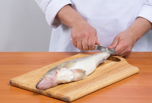 Cleaning fish from scales