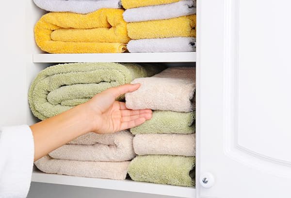 Ręczniki na półkach