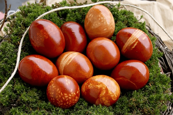 Eggs stained with onion husks using thread and rice