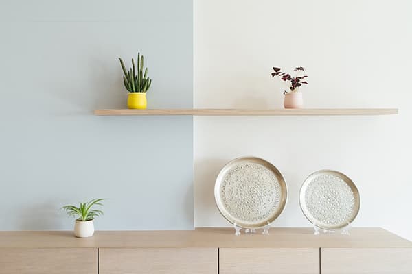 Prestatges en un interior minimalista.