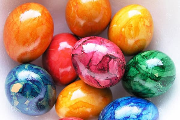 Huevos de Pascua con manchas de tinte