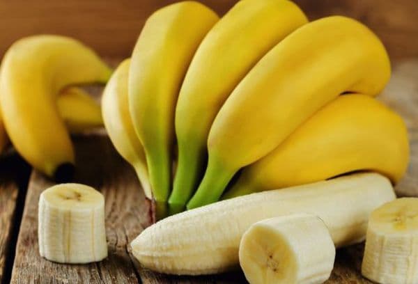 Bananas maduras em cima da mesa