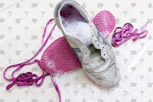 Rửa giày thể thao với dây buộc màu hồng và đế