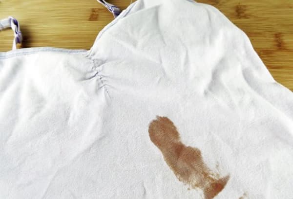 Sojasausvlek op een wit T-shirt